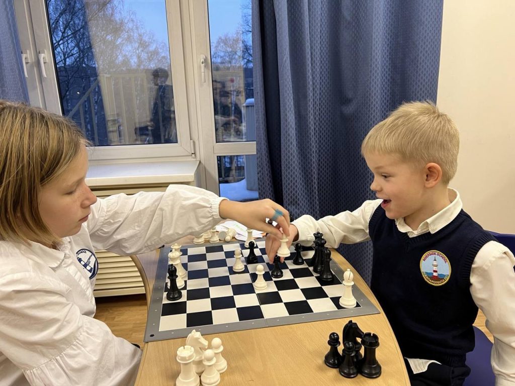 Дети играют в шахматы в Riverside / Children playing chess at Riverside