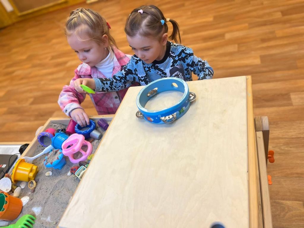 Дети исследуют музыкальные инструменты в Riverside / Children exploring musical instruments at Riverside