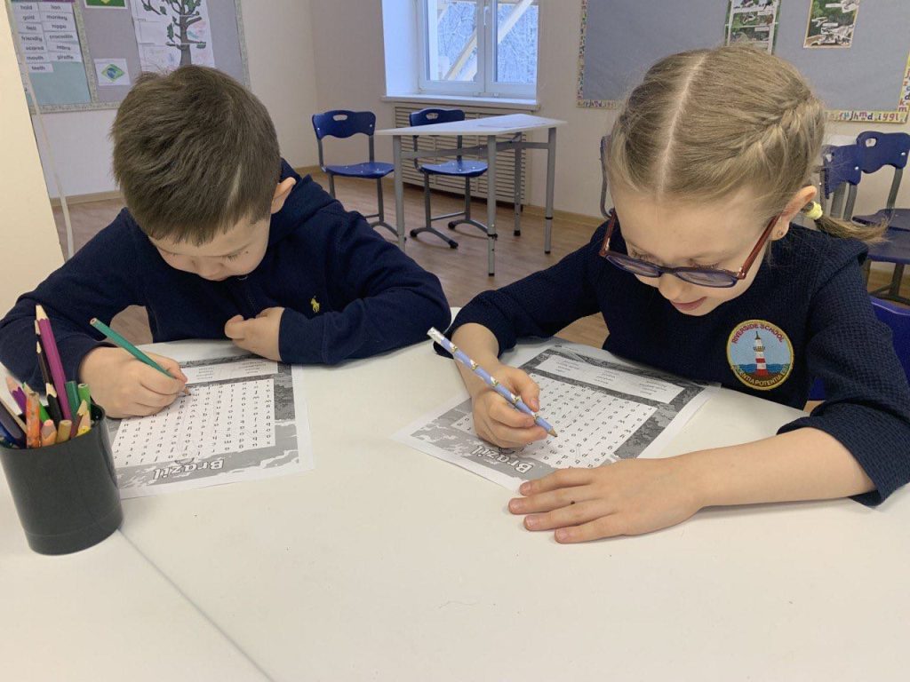 Два ученика Riverside работают за партой / Two Riverside pupils working at a desk