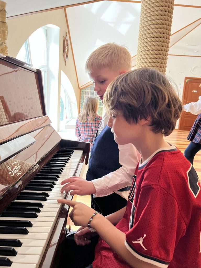 Ученики Riverside играют на пианино / Riverside pupils playing the piano