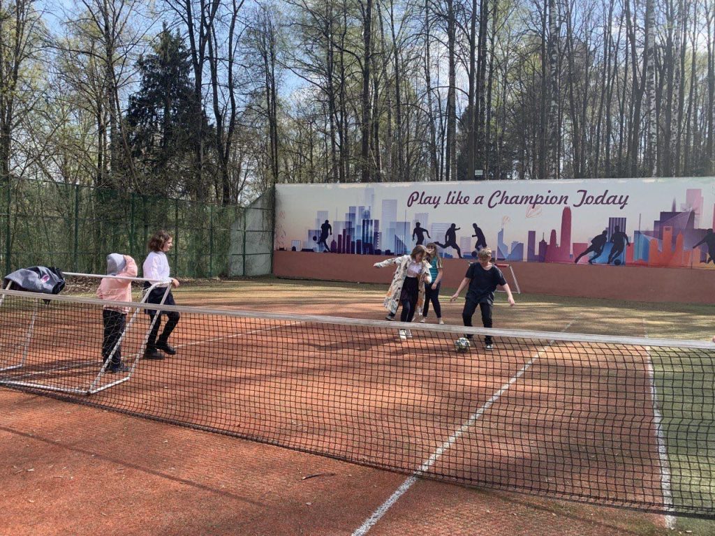 Дети занимаются теннисом на корте Riverside / Children playing tennis on the Riverside court