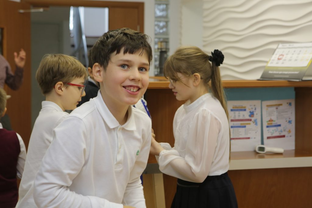 Улыбающийся ученик Riverside в школьном коридоре / A smiling Riverside pupil in the school corridor