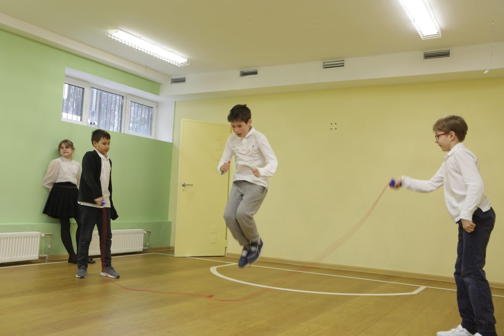 Ученик прыгает через скакалку в спортивном зале Riverside / A pupil skipping in the Riverside sports hall