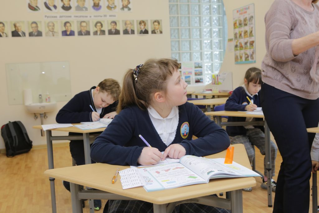 Ученица Riverside слушает на уроке / A Riverside pupil listening during a lesson