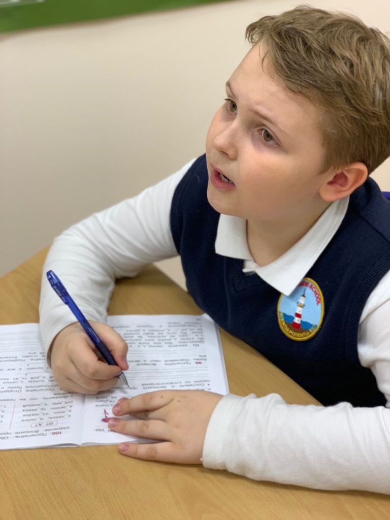 Ученик Riverside за письменным заданием / A Riverside pupil working on a writing task