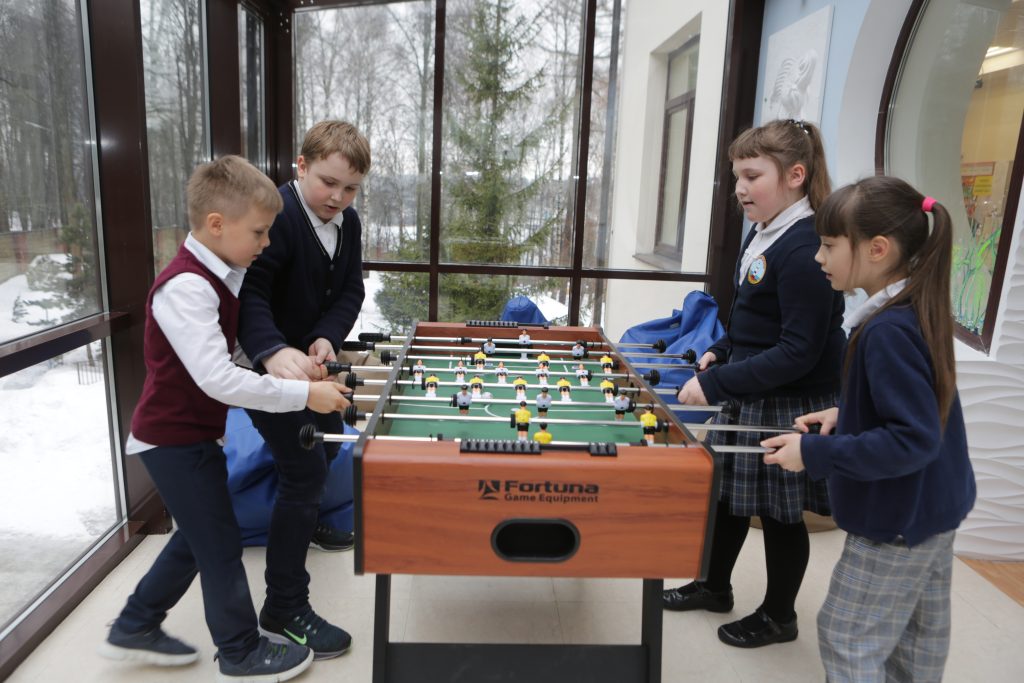 Ученики Riverside играют в настольный футбол / Riverside pupils playing table football