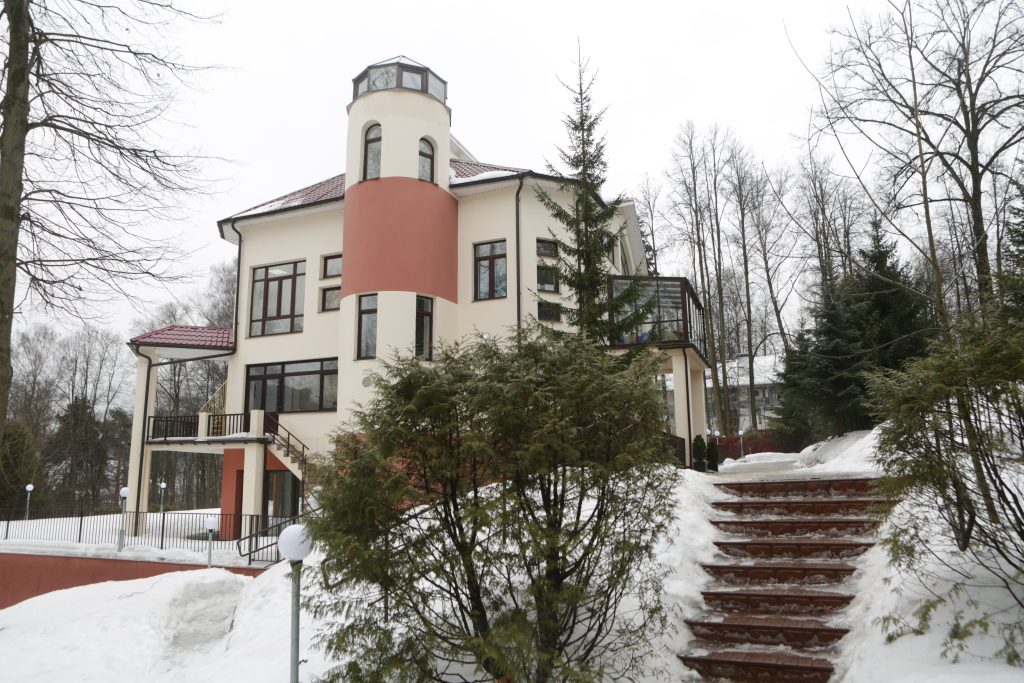 Здание Riverside School зимой / Riverside School building in winter