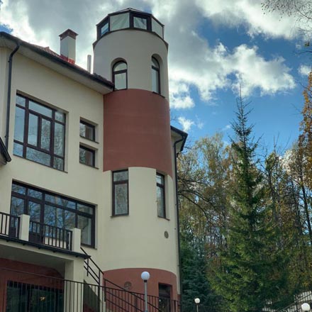 Здание Riverside School в Новогорске